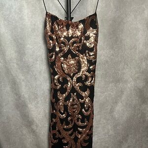 Windsor HOCO mini dress black and gold. Fits a size 6 female. Worn 1xnew Windsor